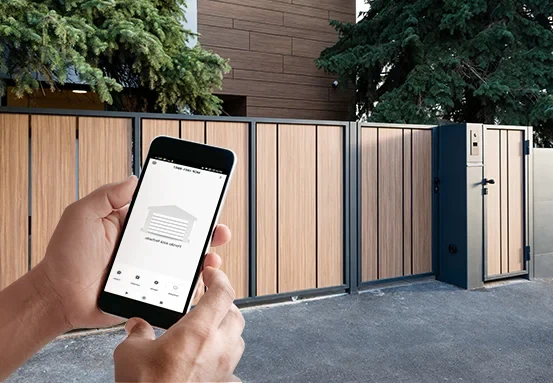 Hóspede abrindo o portão pelo app Mibo Smart Intelbras direto do celular