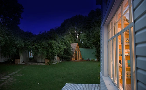 EZVIZ H8c com visão noturna colorida em um quintal residencial à noite